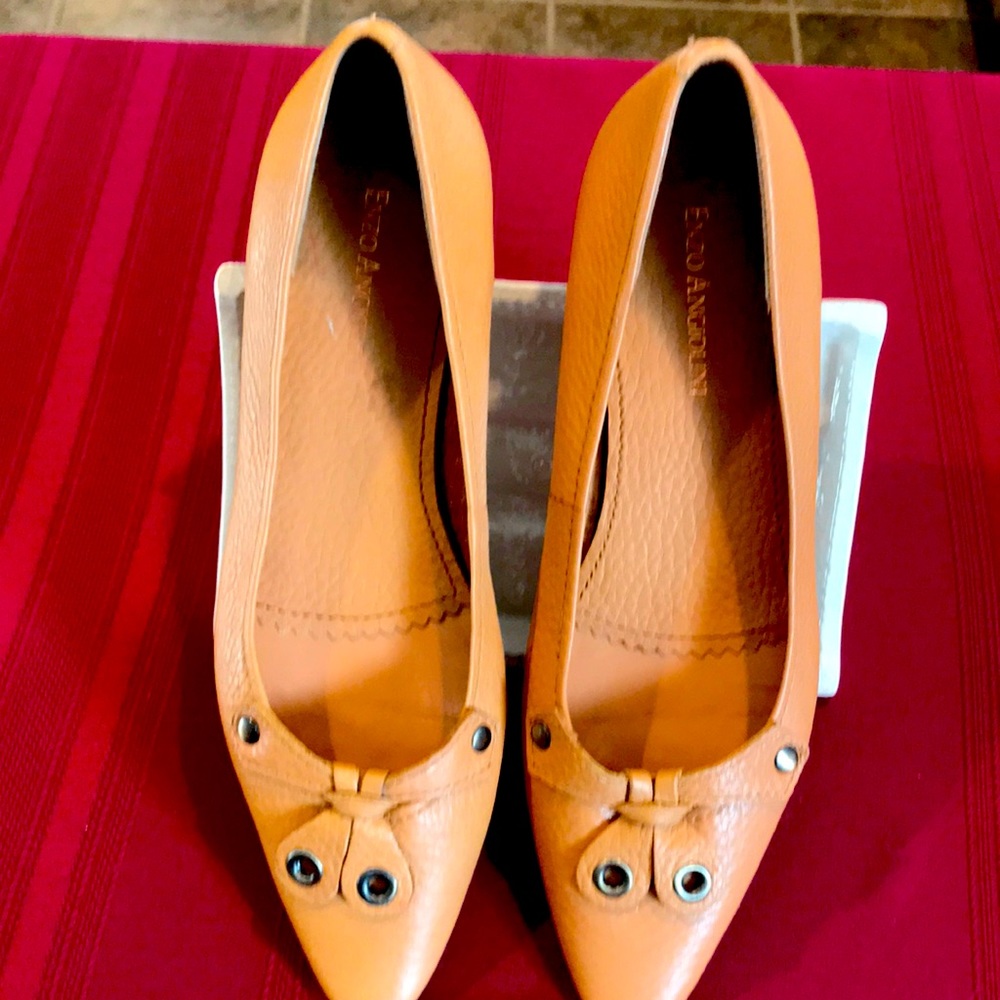 Italian Enzo Angiolini tan leather flats 6.5, minor heel and classic toe details